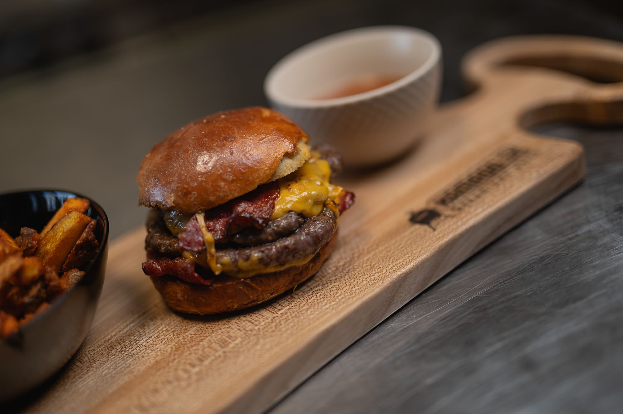 Smash Burger na kamado doske — pohľad z boku
