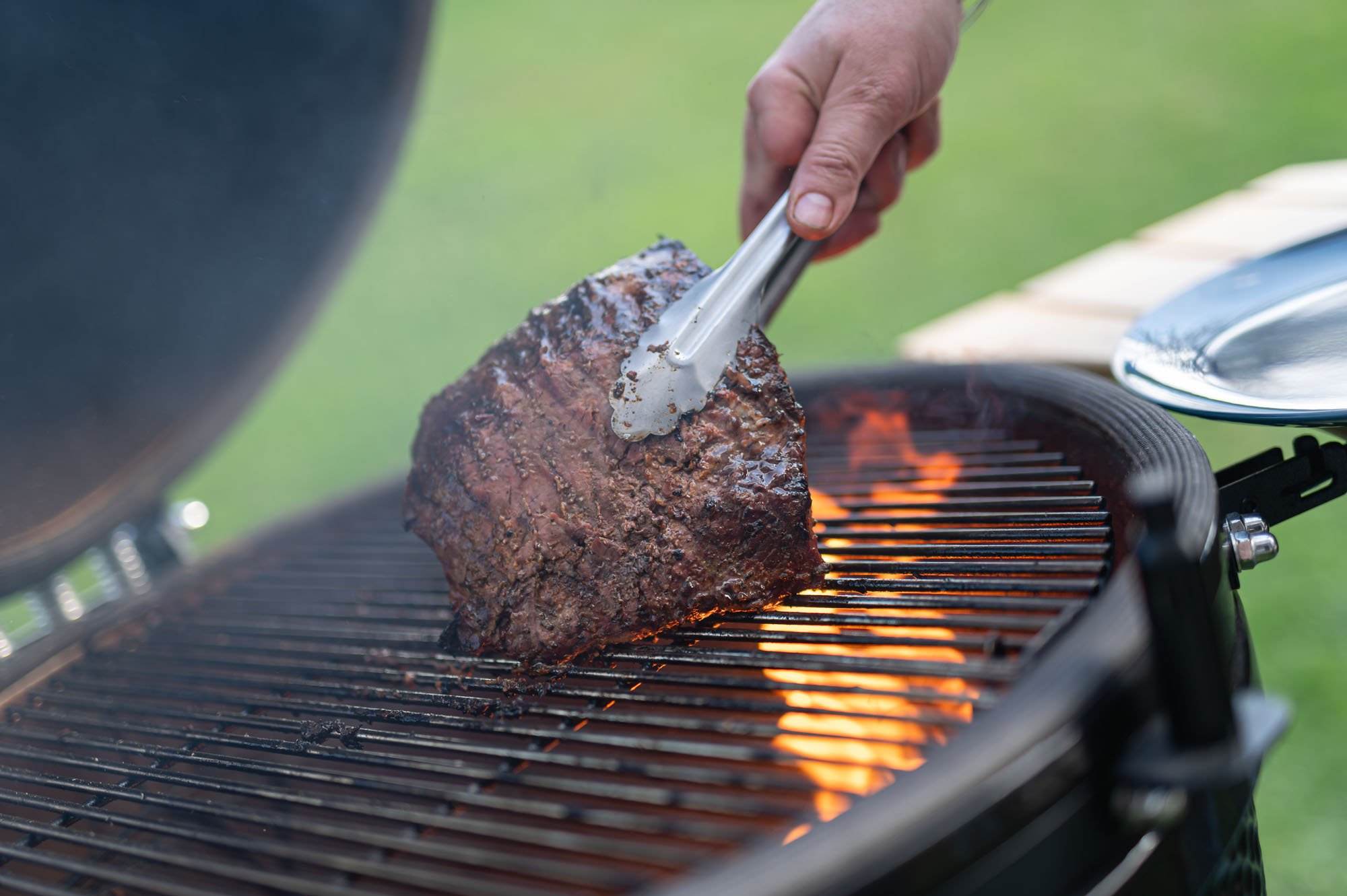 Roast Beef — pečenie na kamado s klieštikmi