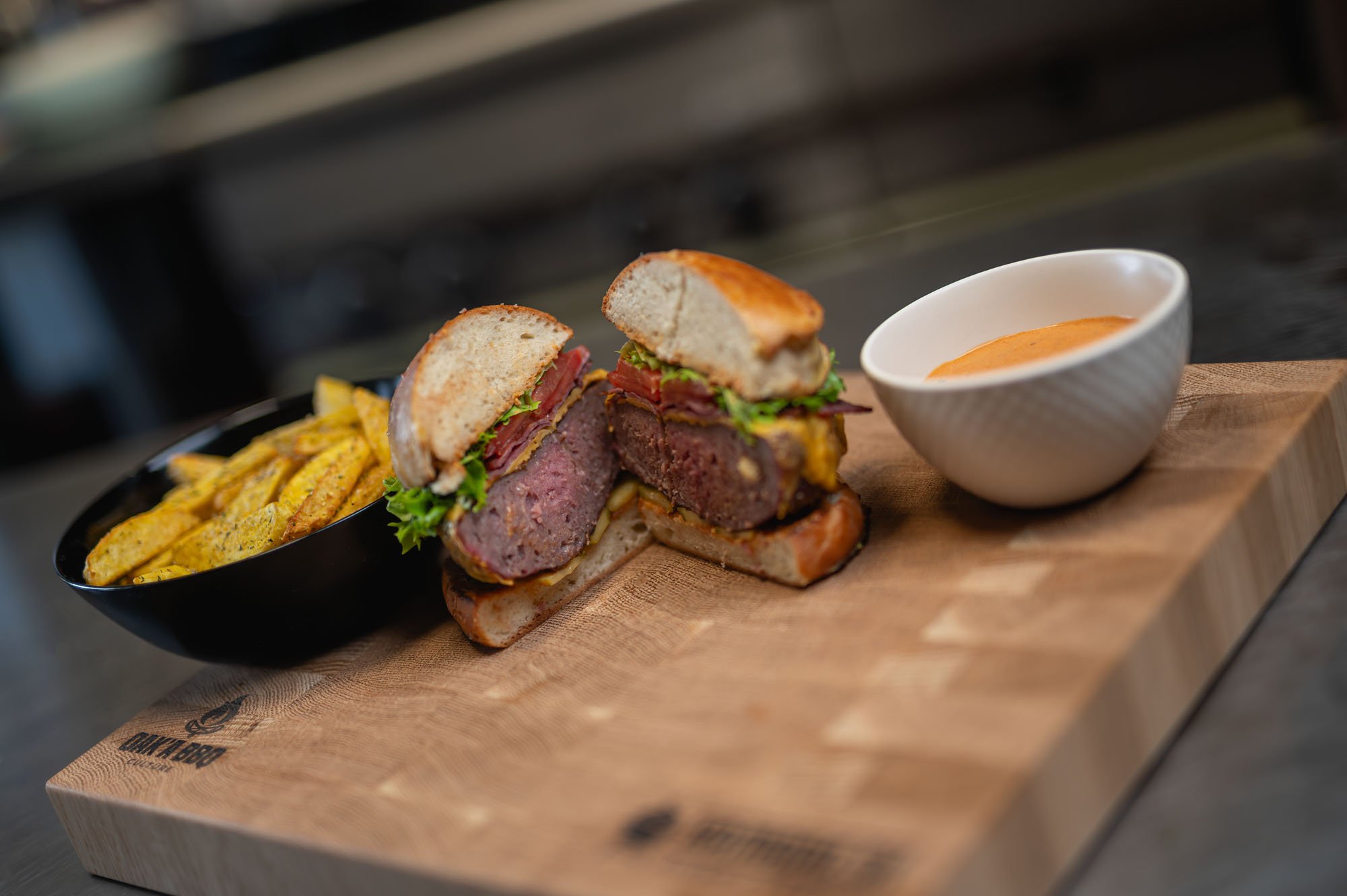 Kamado Klasic Burger — rozrezaný na prkienku