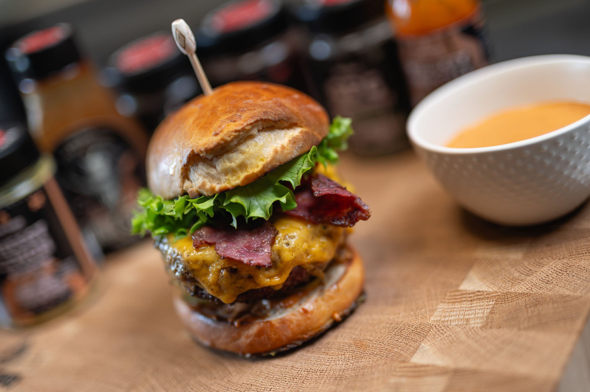 Kamado Klasic Burger — close-up s produktmi
