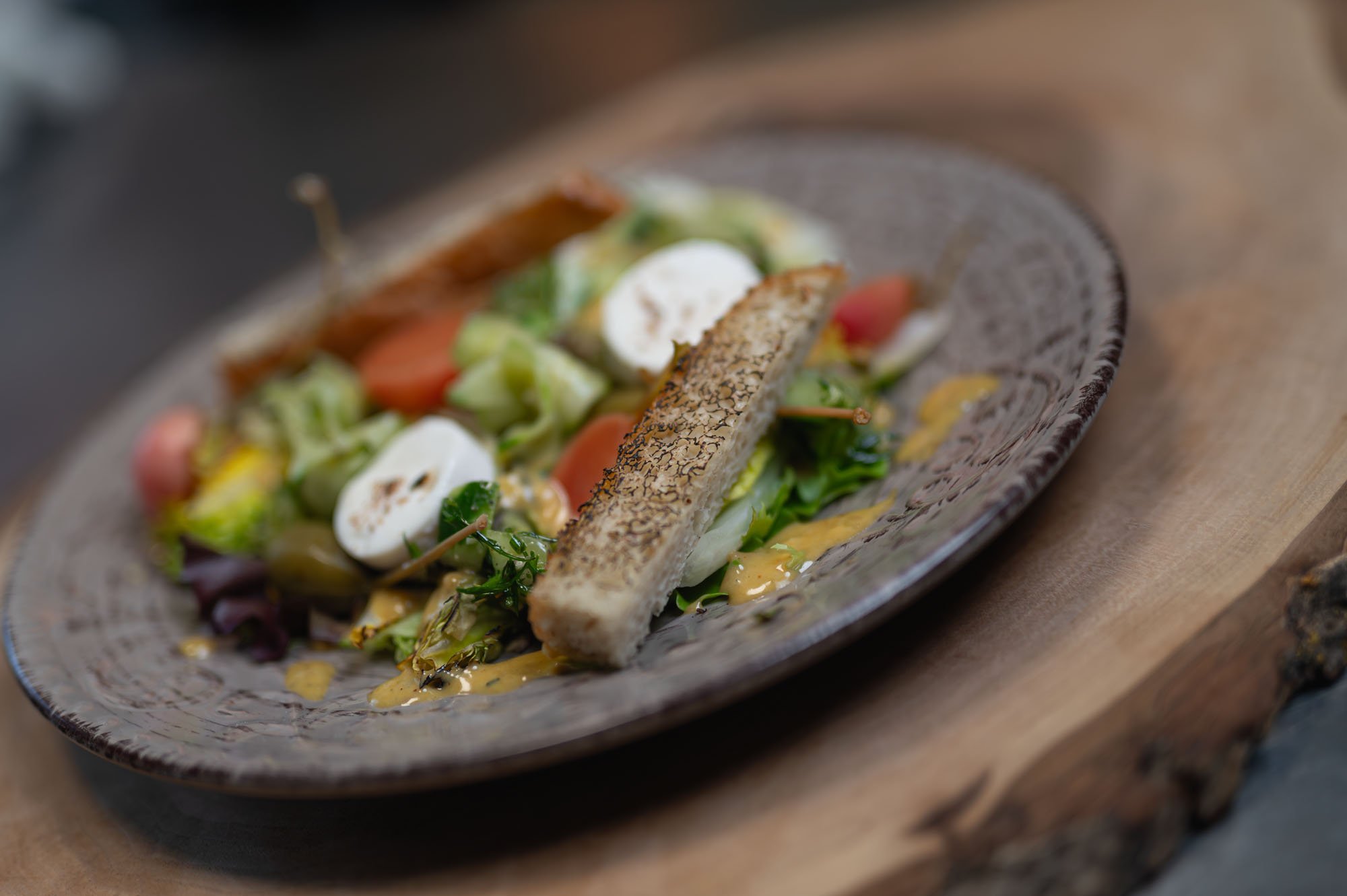 Caesar salad na tmavom tanieri