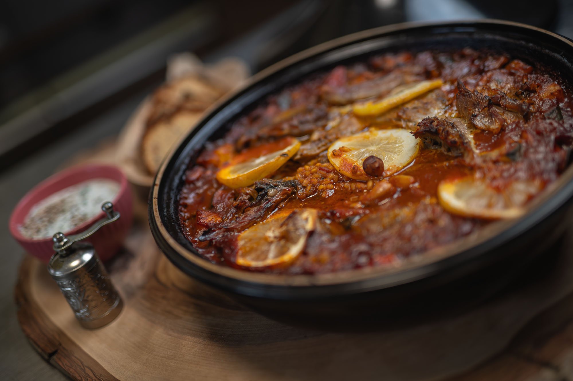 Kozla Tajine — wide-angle s jogurtom a chlebom