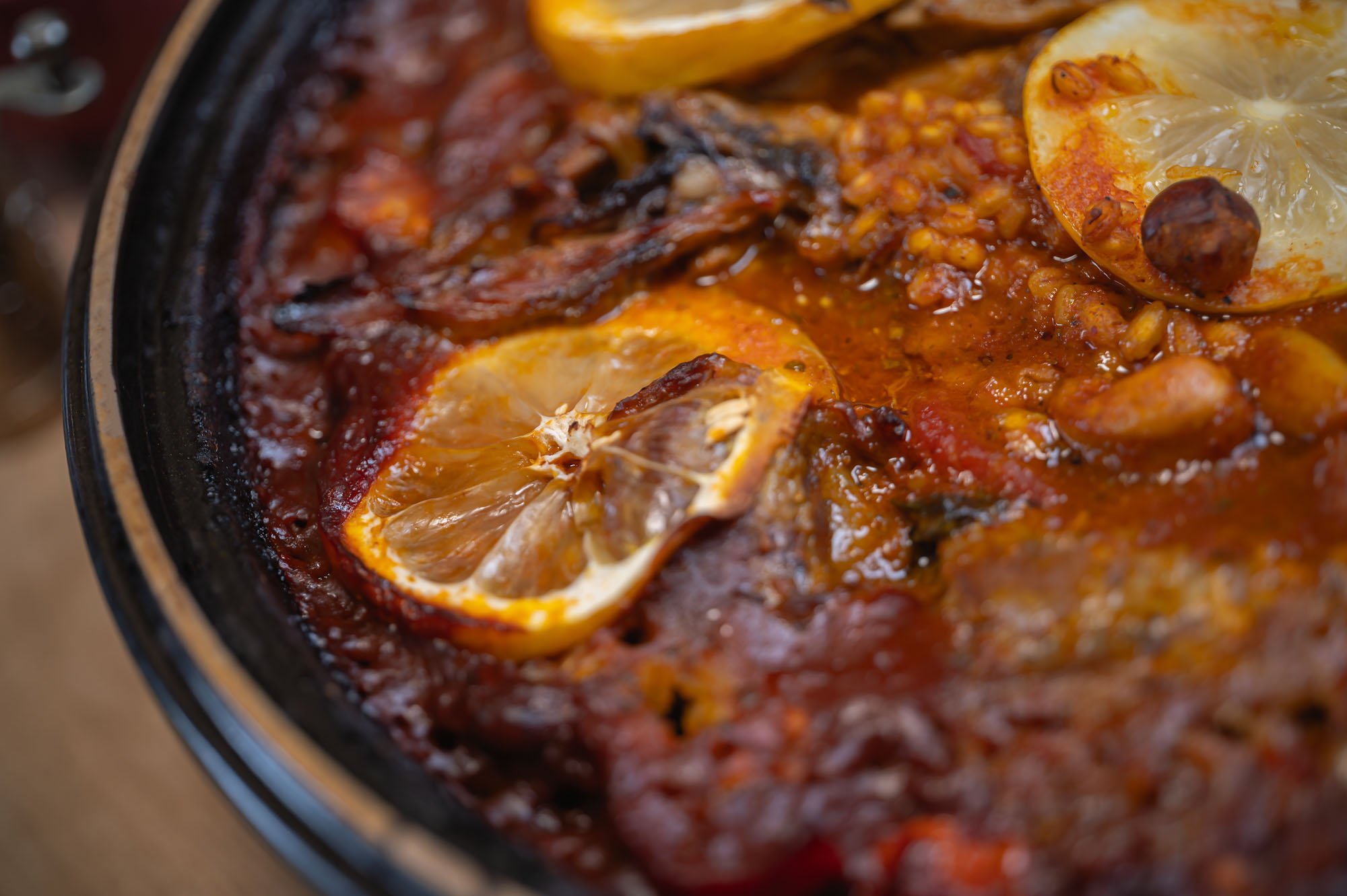 Tajine — close-up s plátkami citróna