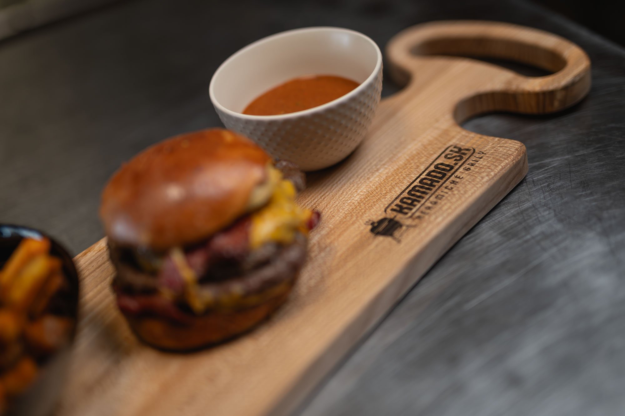 Smash Burger na kamado.sk doske — atmosferický záber
