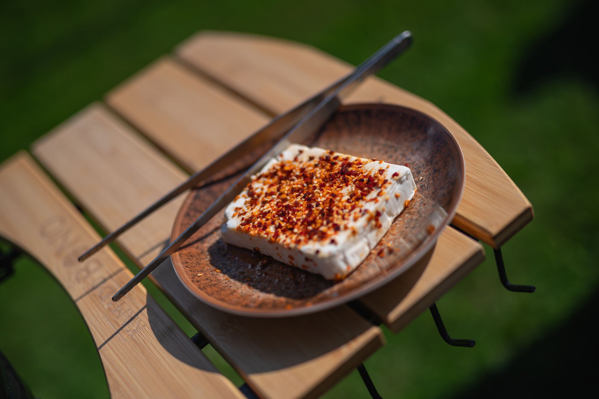 Halloumi syr s koreninami na grile