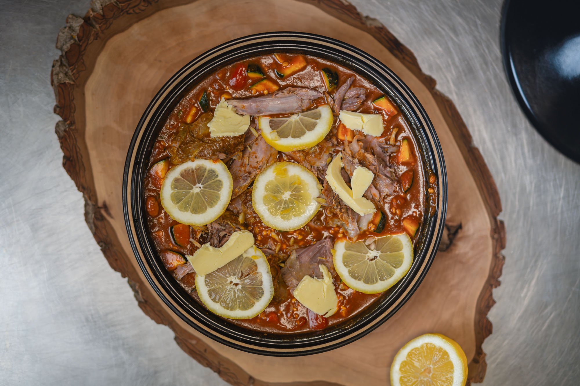 Finálne servírovanie Kozla Tajine — pohľad zhora