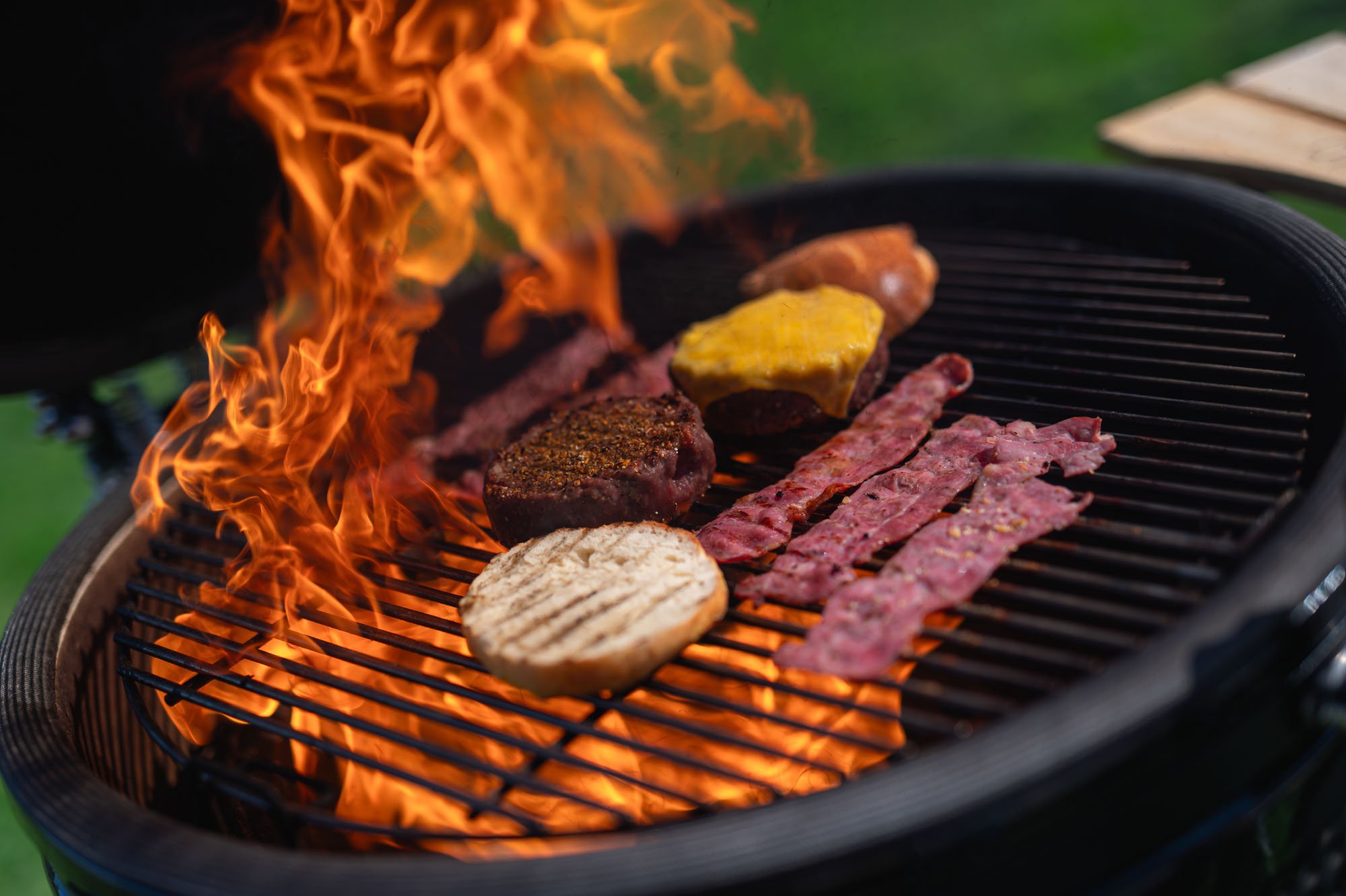 Burgery na kamado grile s plameňmi