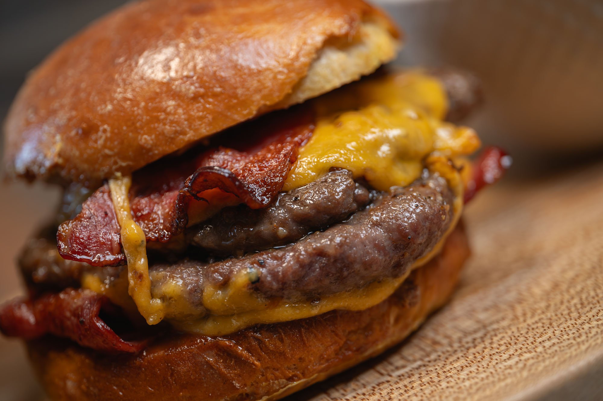 Smash Burger — extrémny detail dvojitého patty s cheddarom a slaninkou