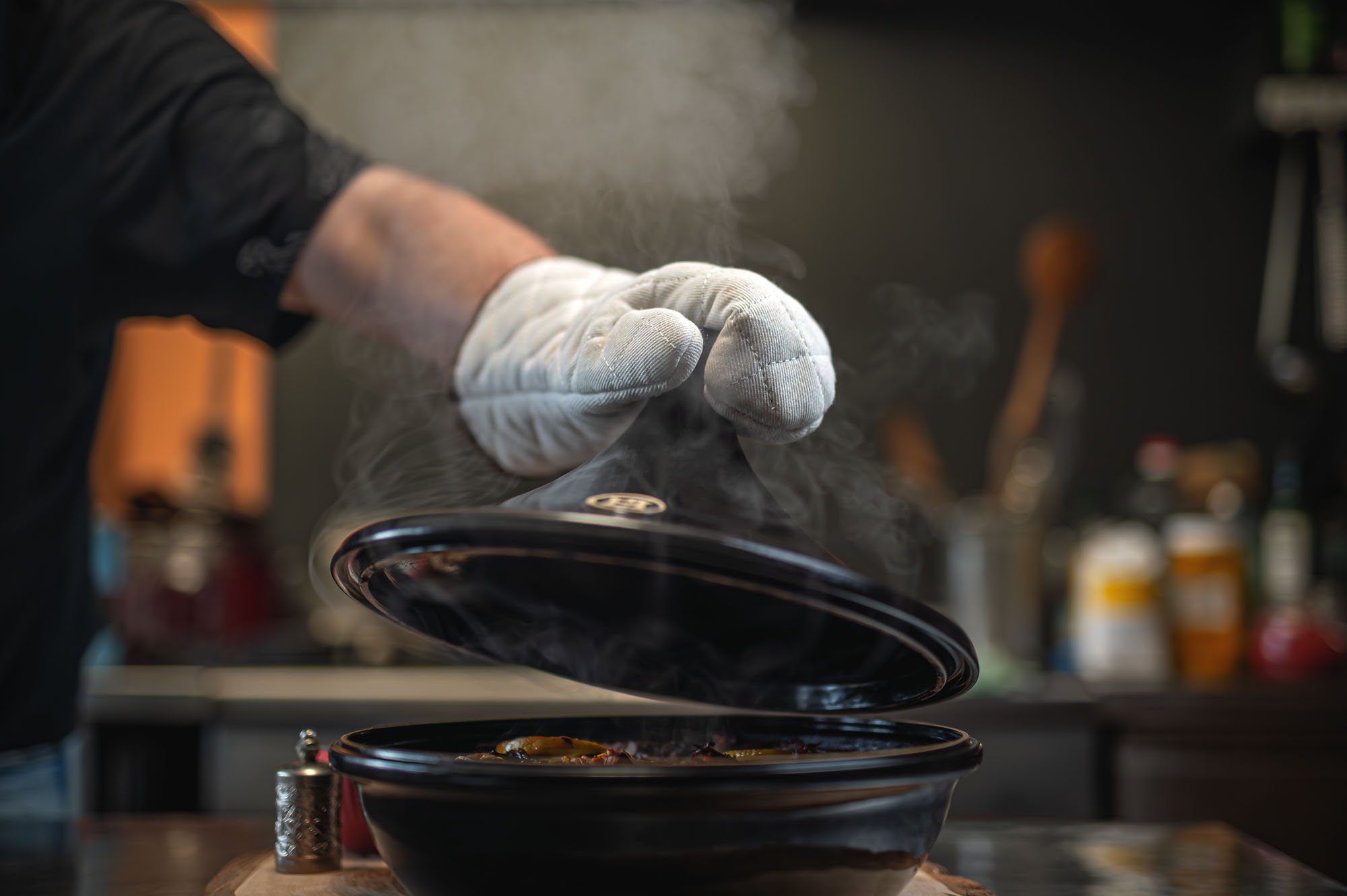 Šéfkuchár dvíha veko tajine — dramatická scéna s parou