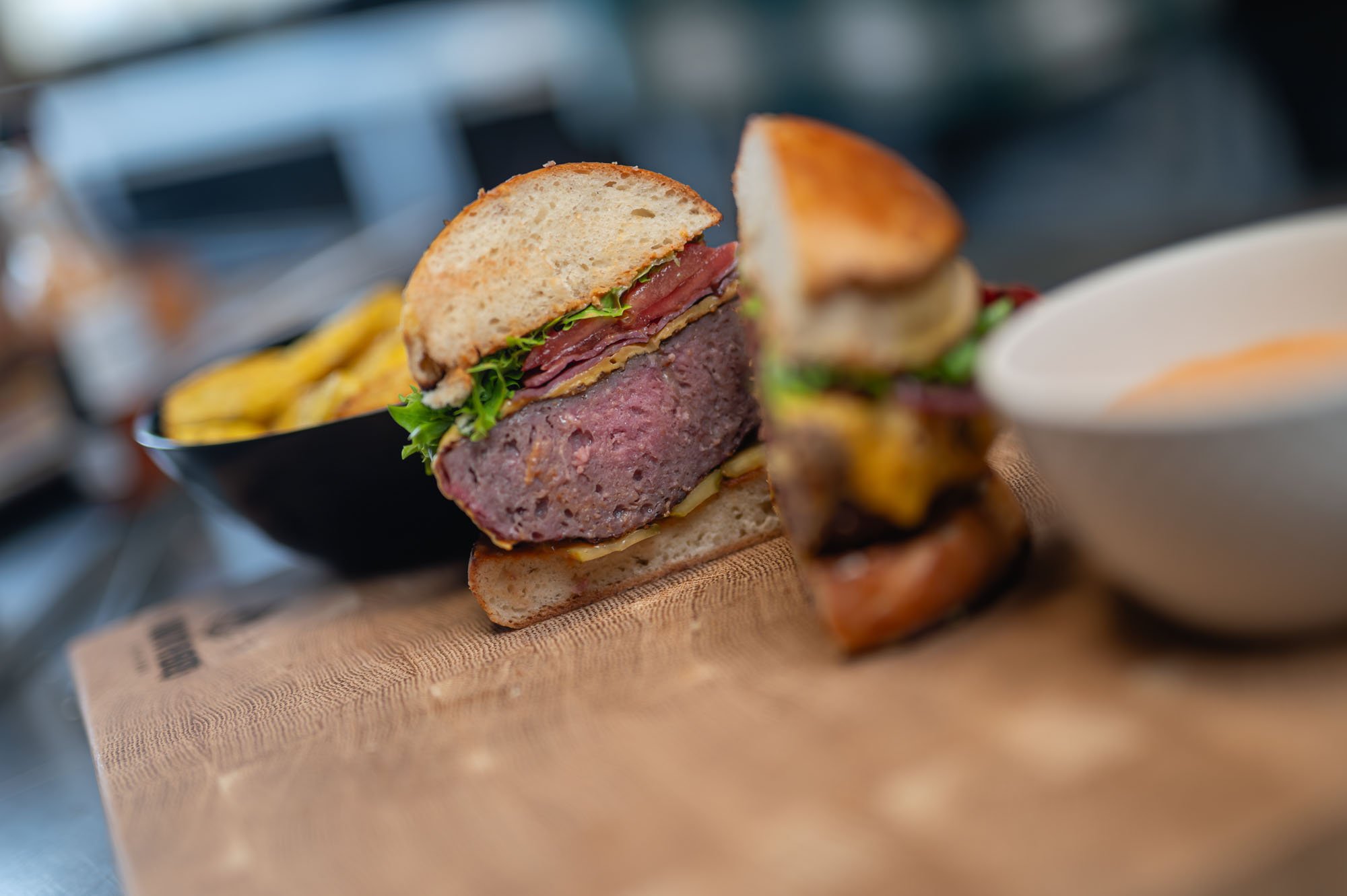 Kamado Klasic Burger na drevenom prkienku s hranolkami — finálna prezentácia
