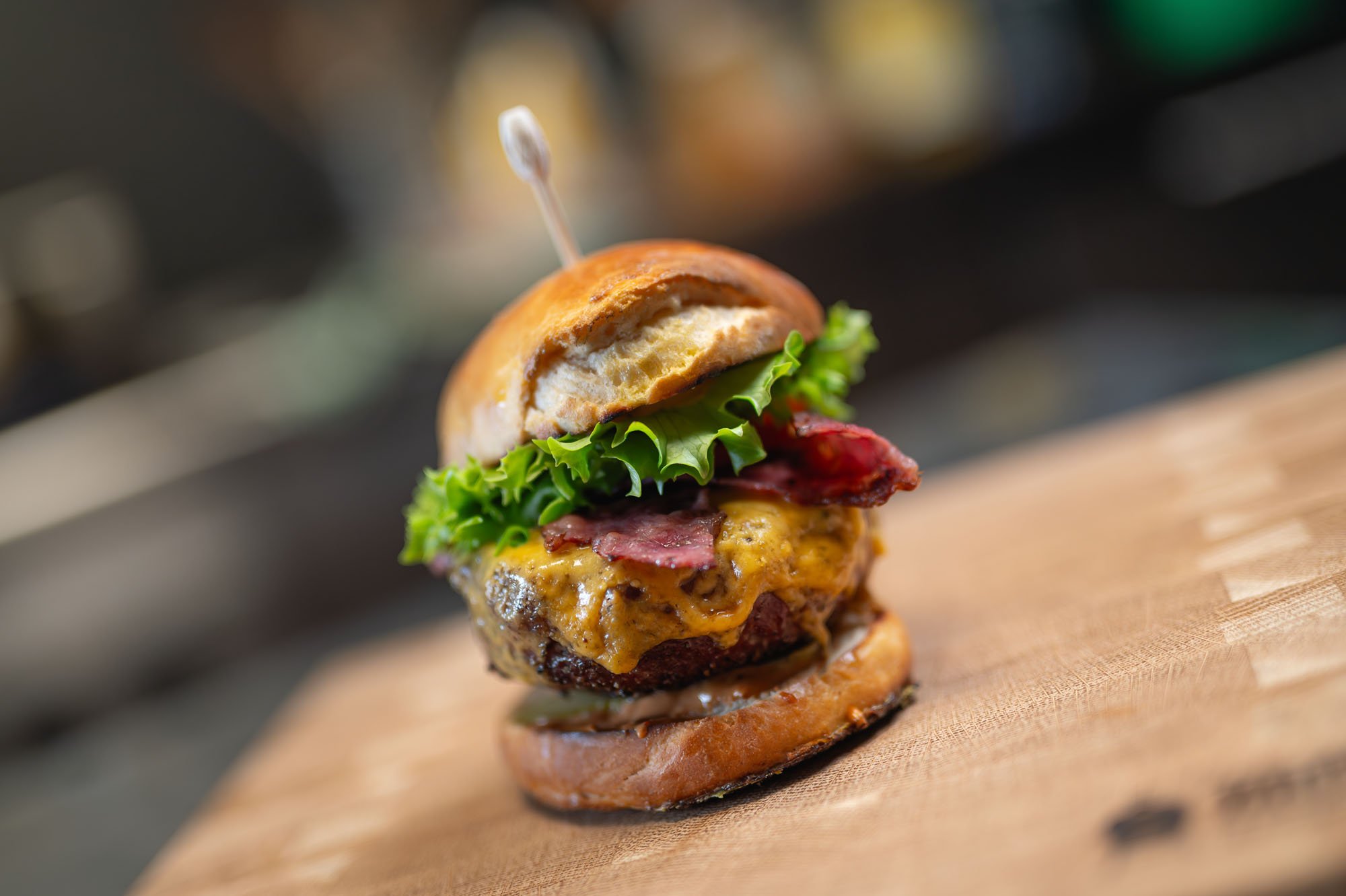 Finálny Kamado Klasic Burger s roztaveným cheddarom