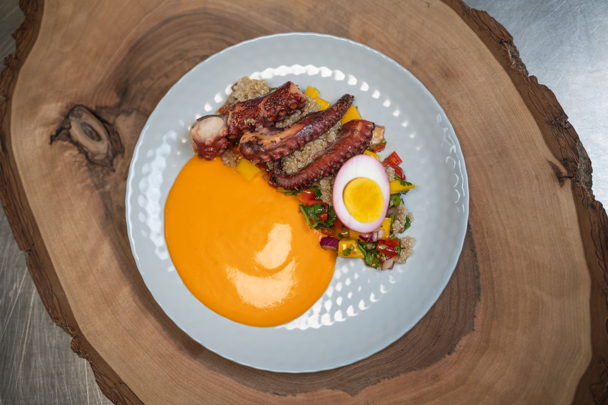 Chobotnica Mango Salsa na drevenom podklade — finálna prezentácia