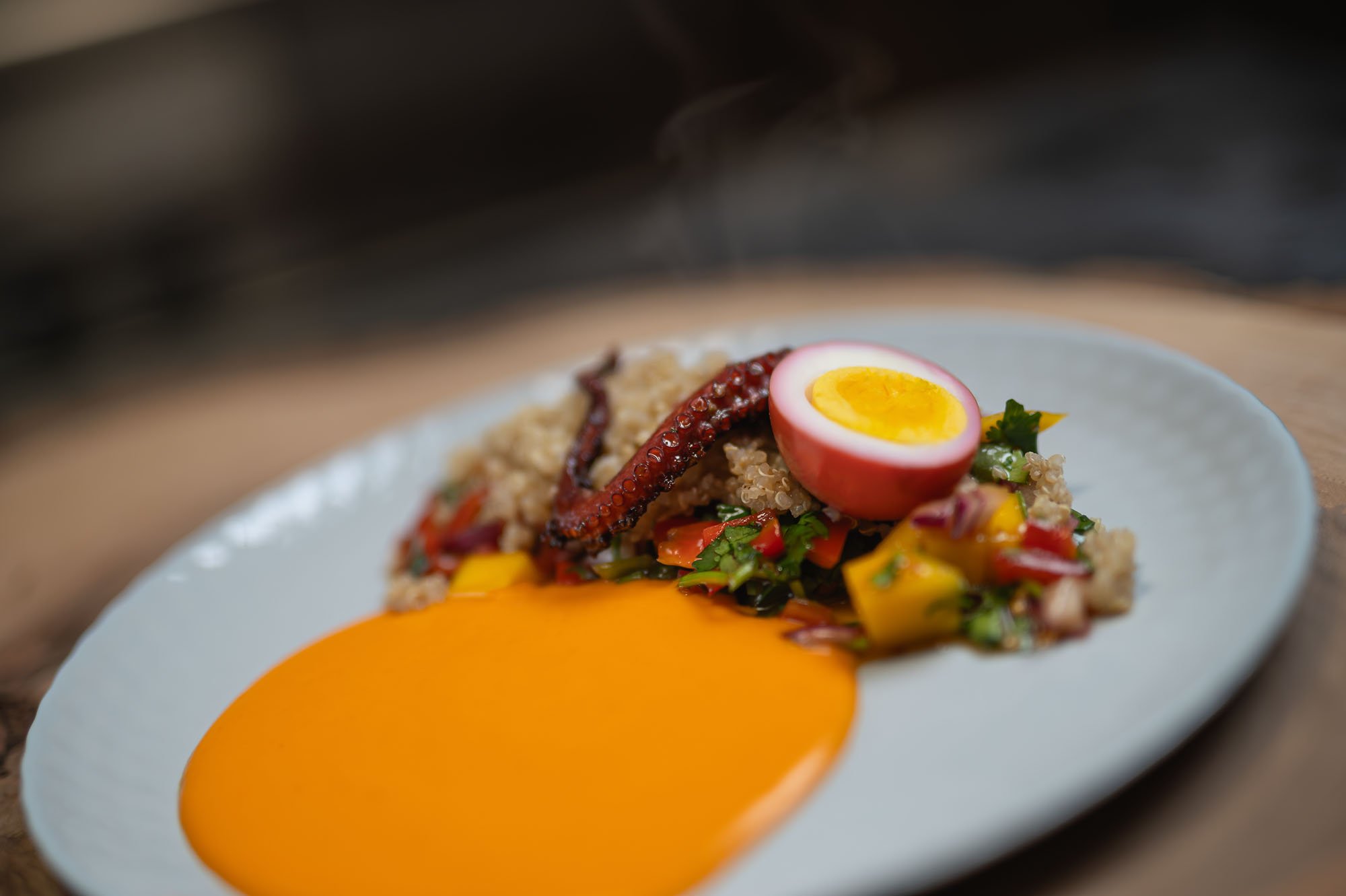 Grilovaná chobotnica s mango salsou a salmorecho