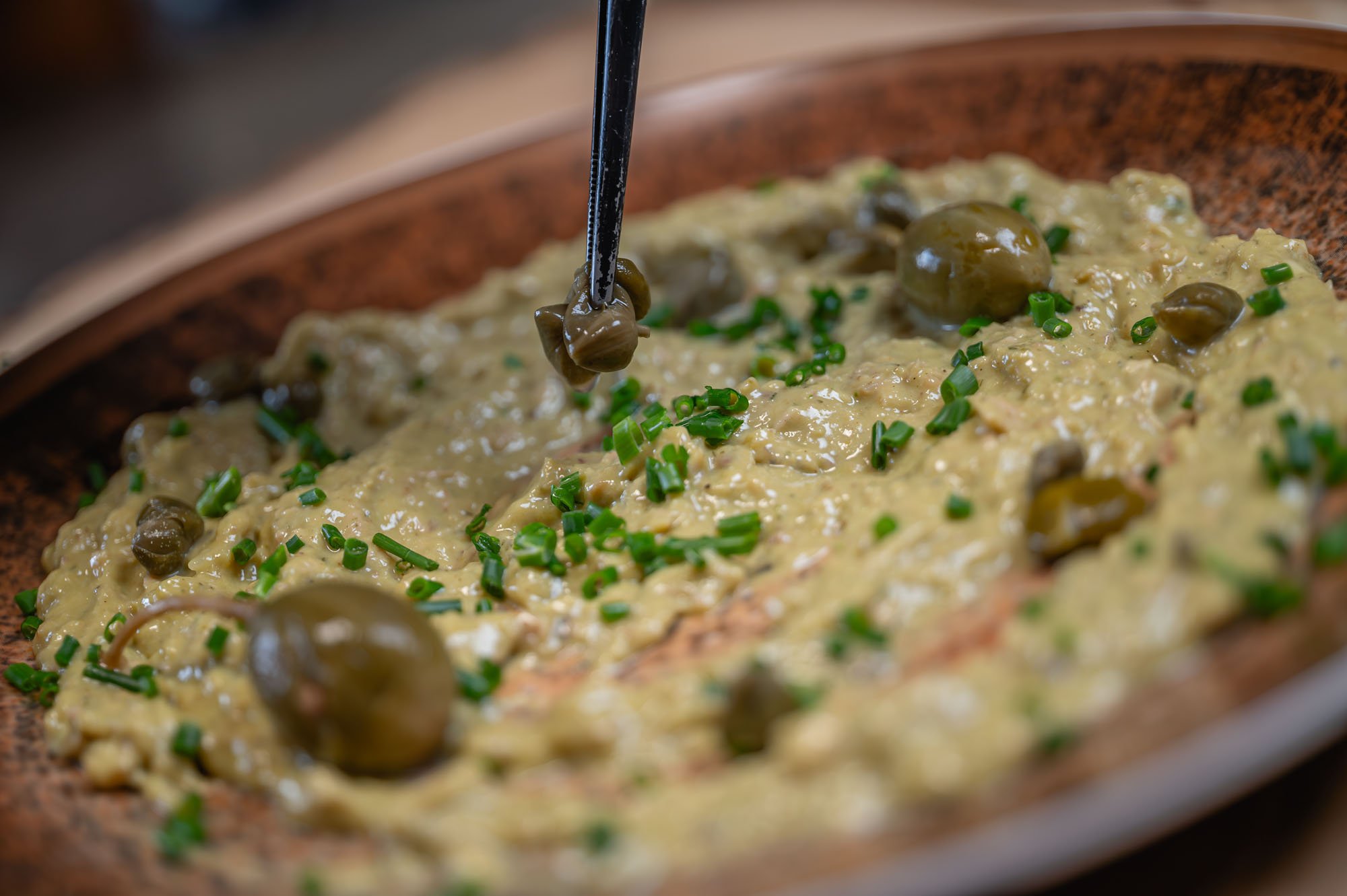 Vitello Tonnato — pridávanie kapár pinzetou
