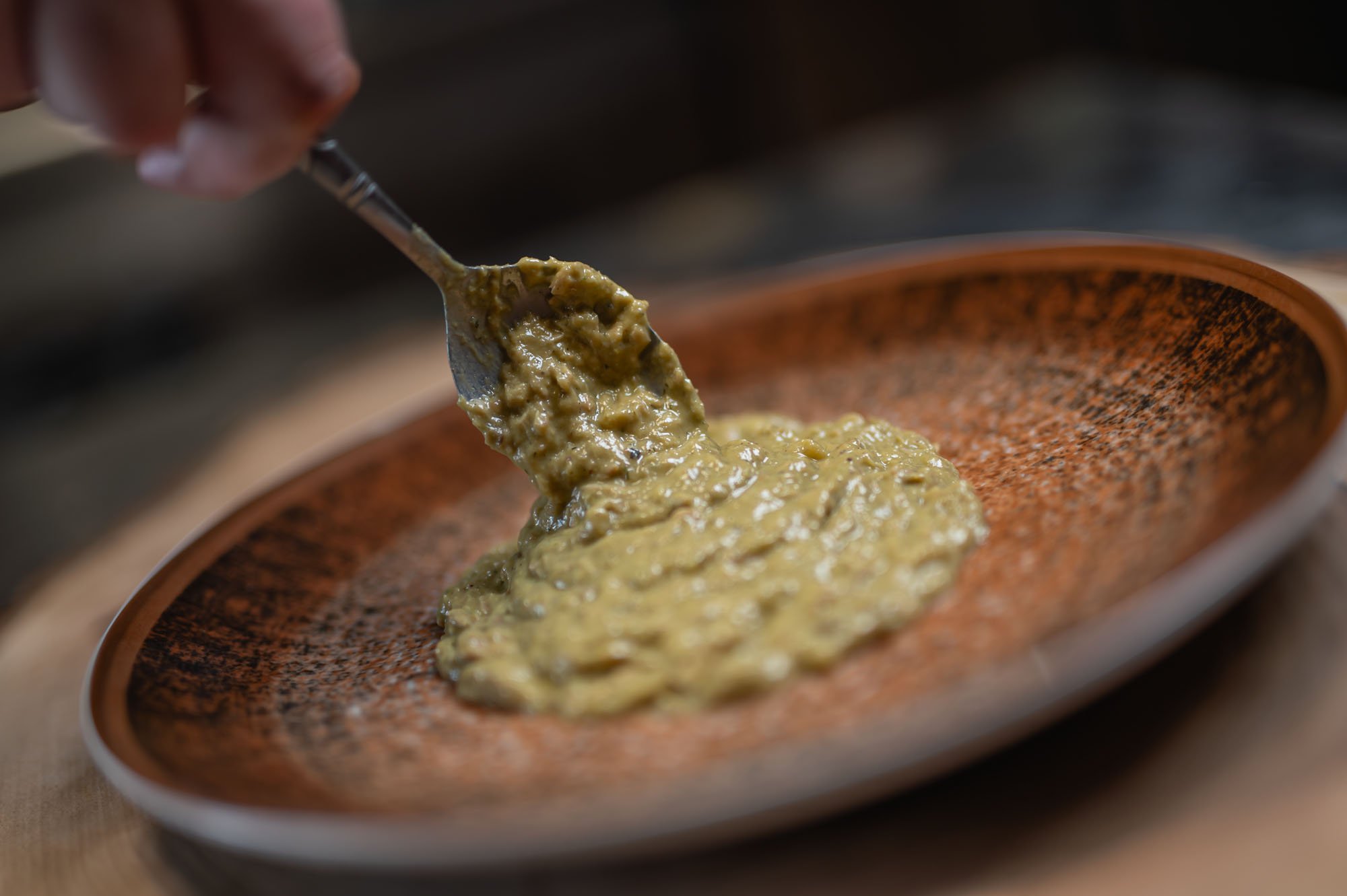 Vitello tonnato omáčka v drevenom tanieri