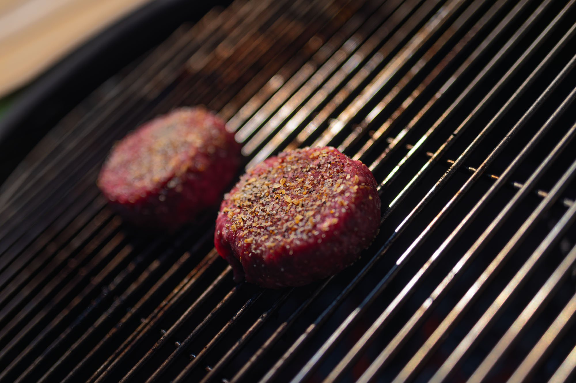 Surové burgery na rošte kamado