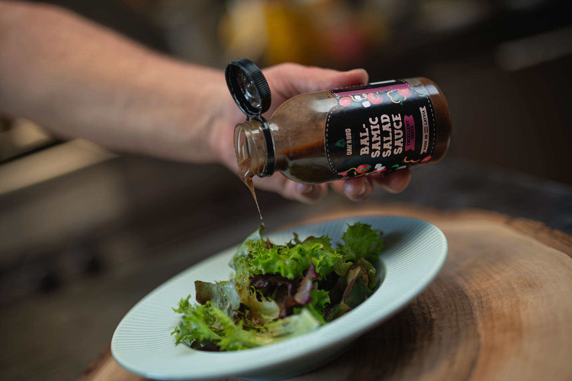 Balsamic dressing nalievaný na šalát