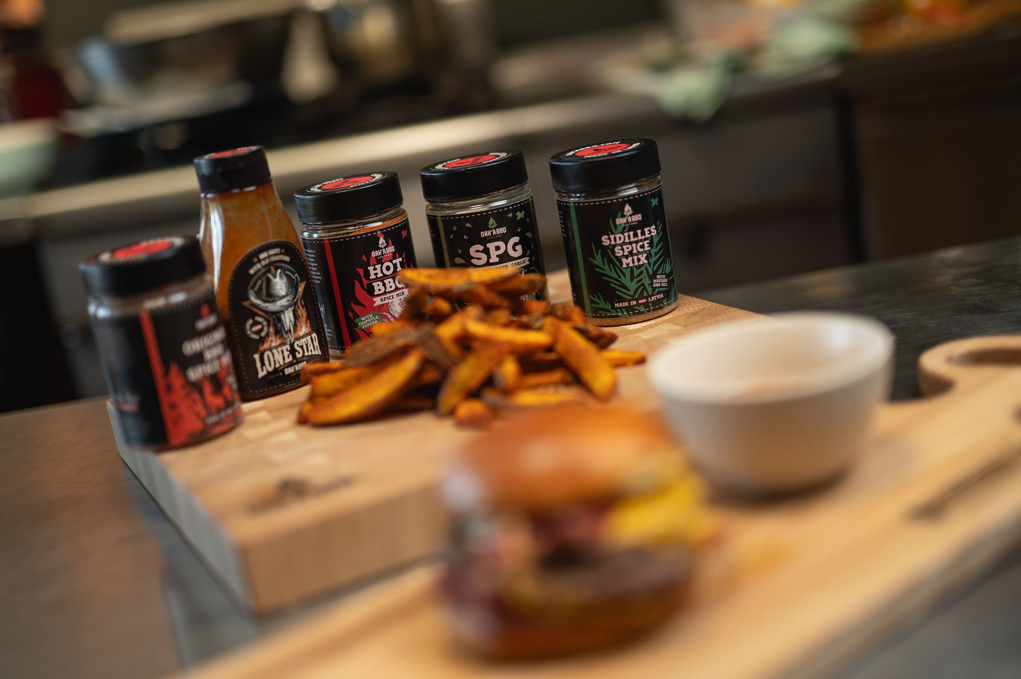 OAK & BBQ produkty s hranolkami a smash burgerom