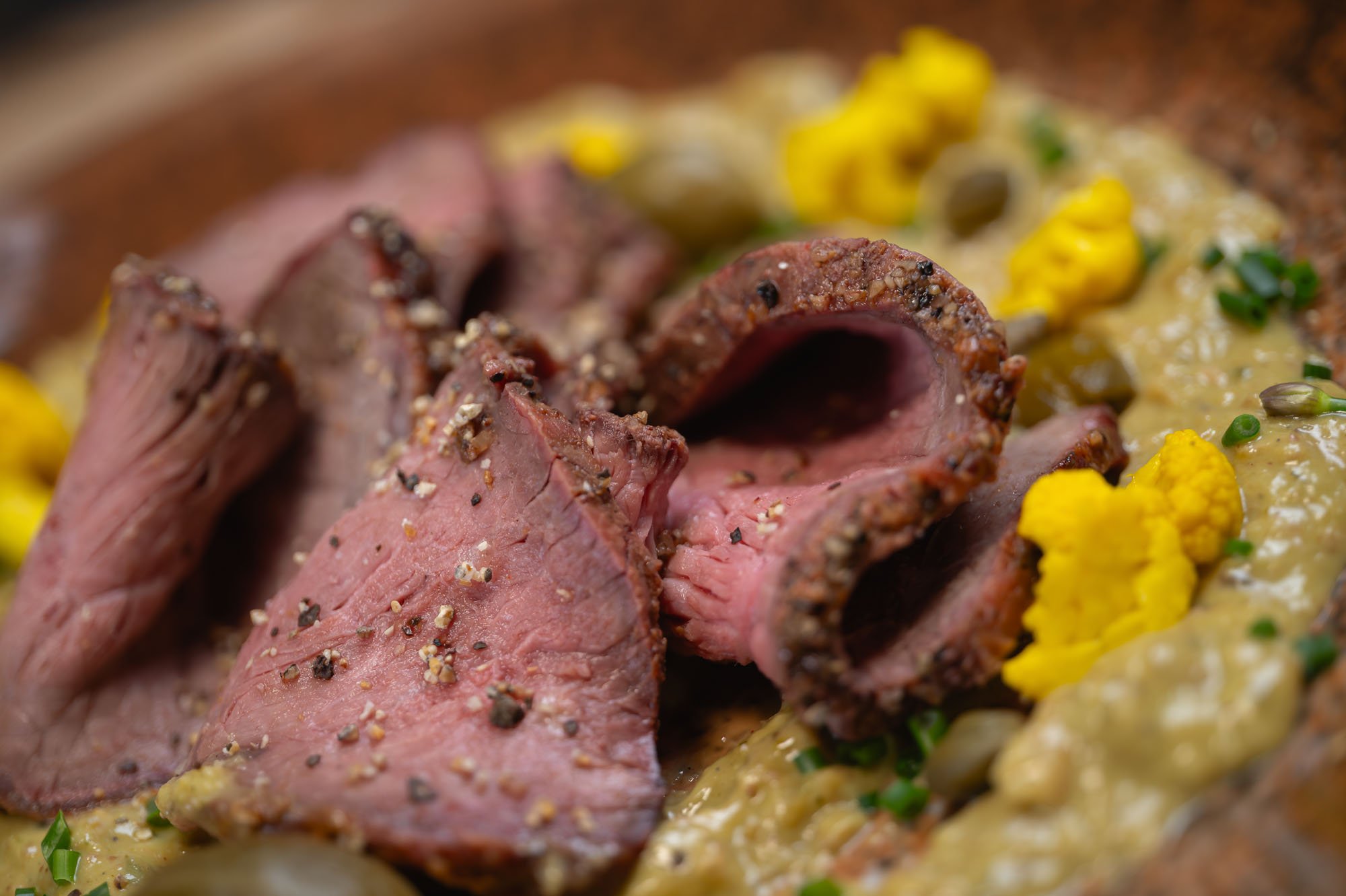 Roast Beef — detail nakrájané plátky so žltým karfiolom