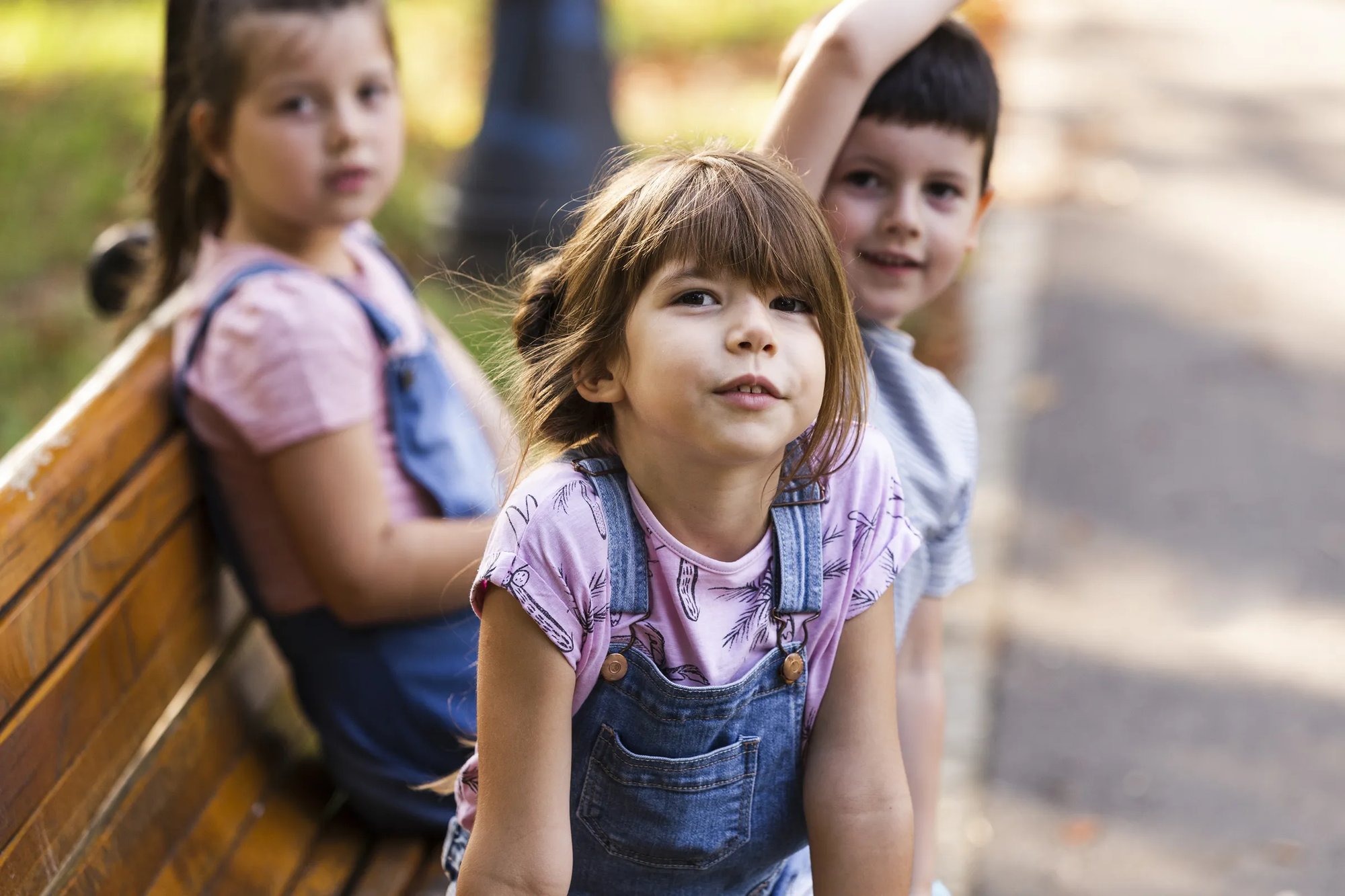 Niños jugando con bloques en una escuela infantil TORREDOG