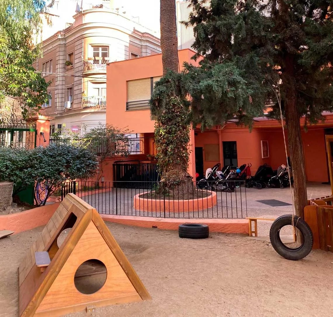 Niños en actividad de juego libre en sala luminosa