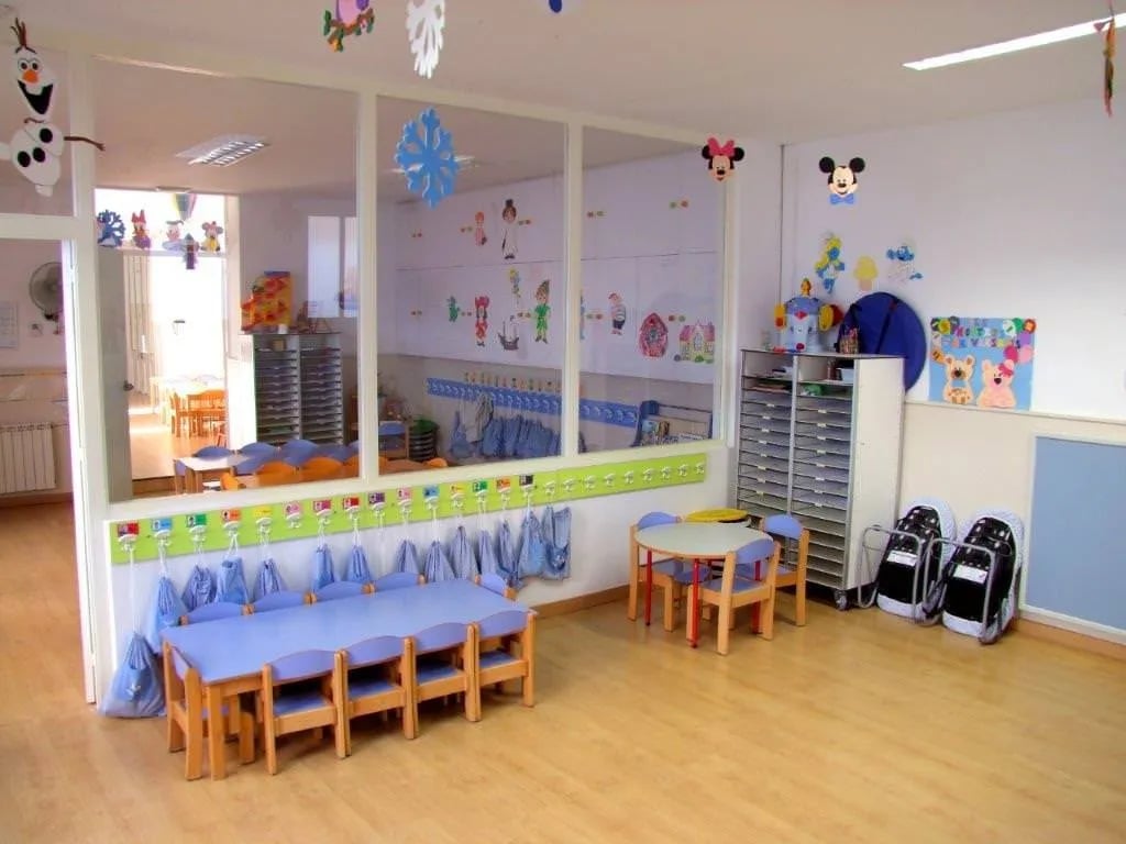 Infants jugant a una aula lluminosa