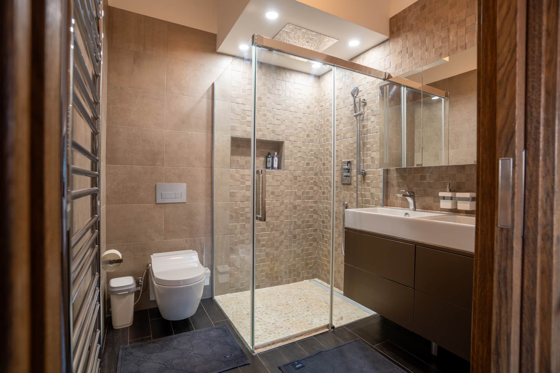 Master suite en-suite bathroom