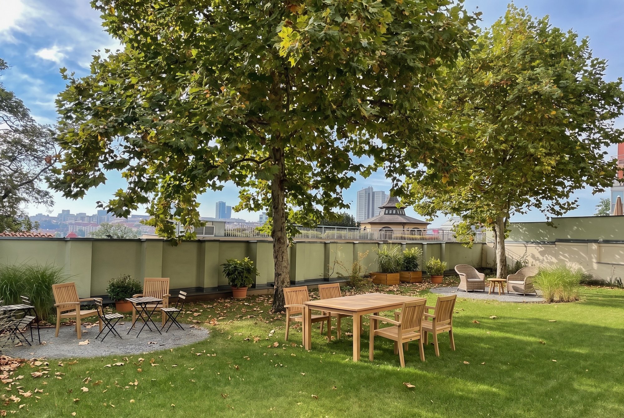 Garden and surroundings of the property