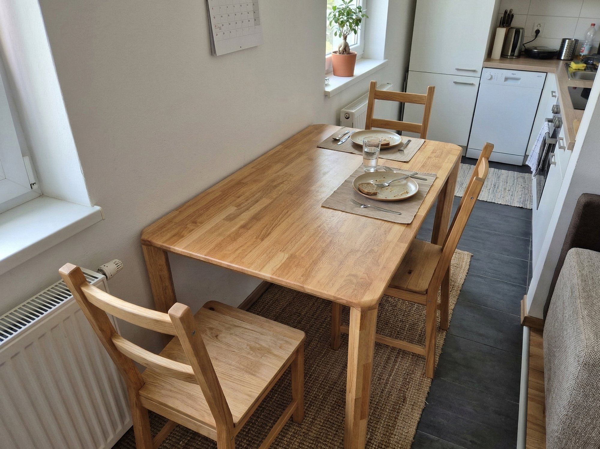 Dubový stůl v malé kuchyni – reálná fotka od zákazníka