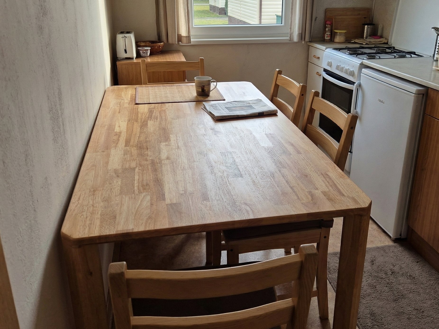 Dubový stůl STŮL 45° v útulné kuchyni – fotka od zákazníka