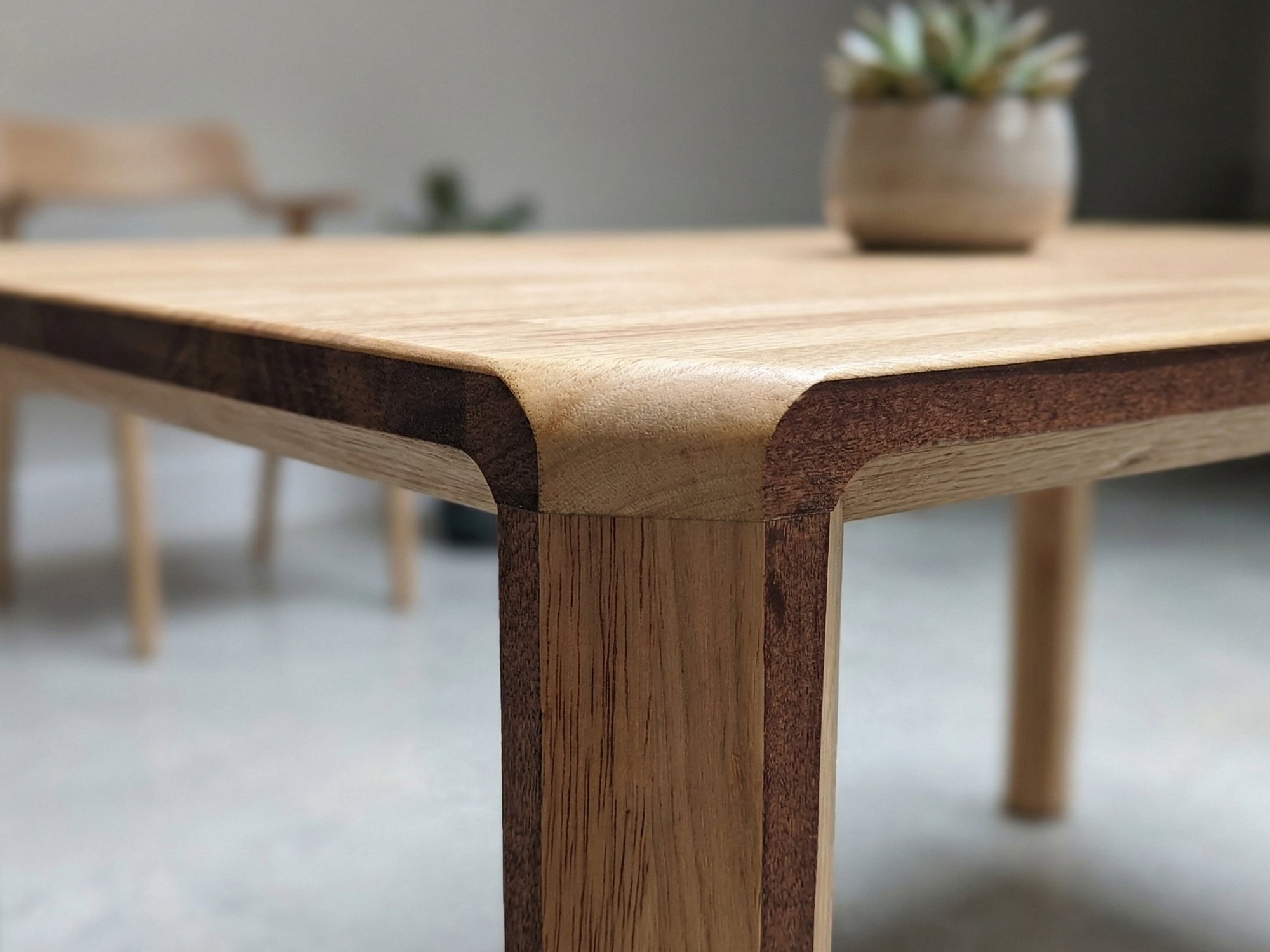 Detail patentovaného rohu stolu STŮL 45° — zkosená hrana a napojení nohy pod úhlem 45°