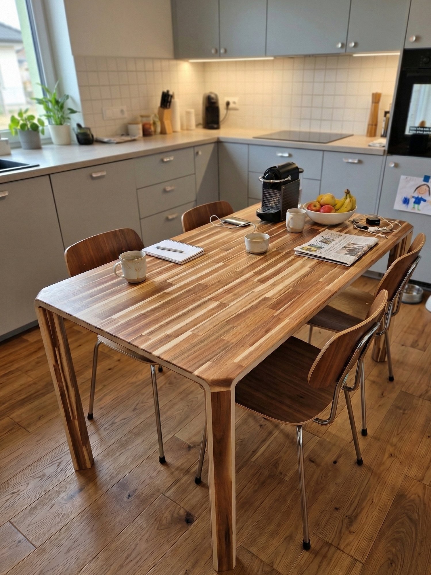 Stůl z akácie v kuchyni – každodenní použití u zákazníka