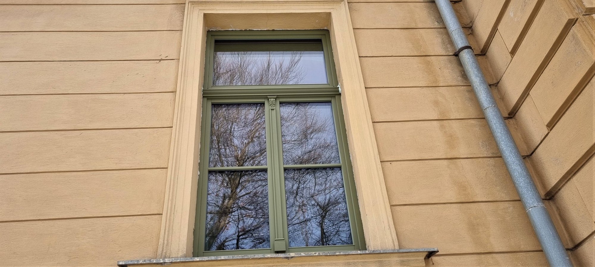Rekonštrukcia historickej budovy – montáž rustikálnych okien Drevovýroba Kočiš