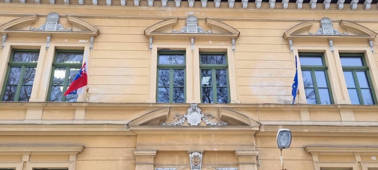 Historický kaštieľ pri jazere s novými rustikálnymi oknami od Drevovýroby Kočiš