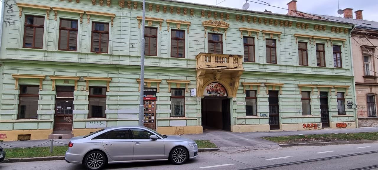 Historická budova s rustikálnymi oknami – realizácia Drevovýroba Kočiš