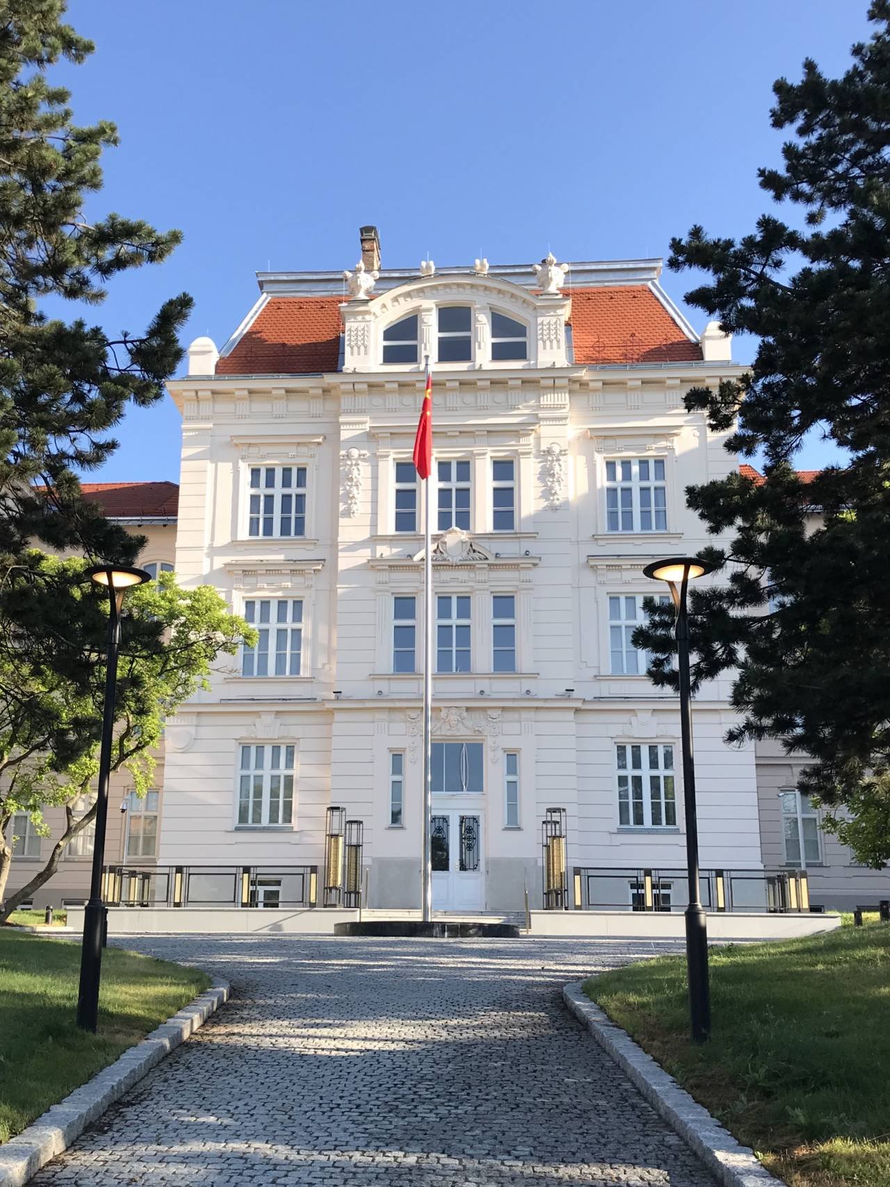 Zelené rustikálne okno osadené v historickom objekte – detail profilácie s akantovým ornamentom