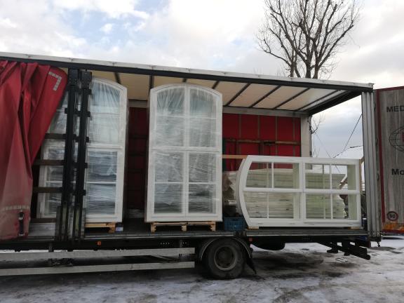 Preprava hotových rustikálnych okien – doručenie na stavbu