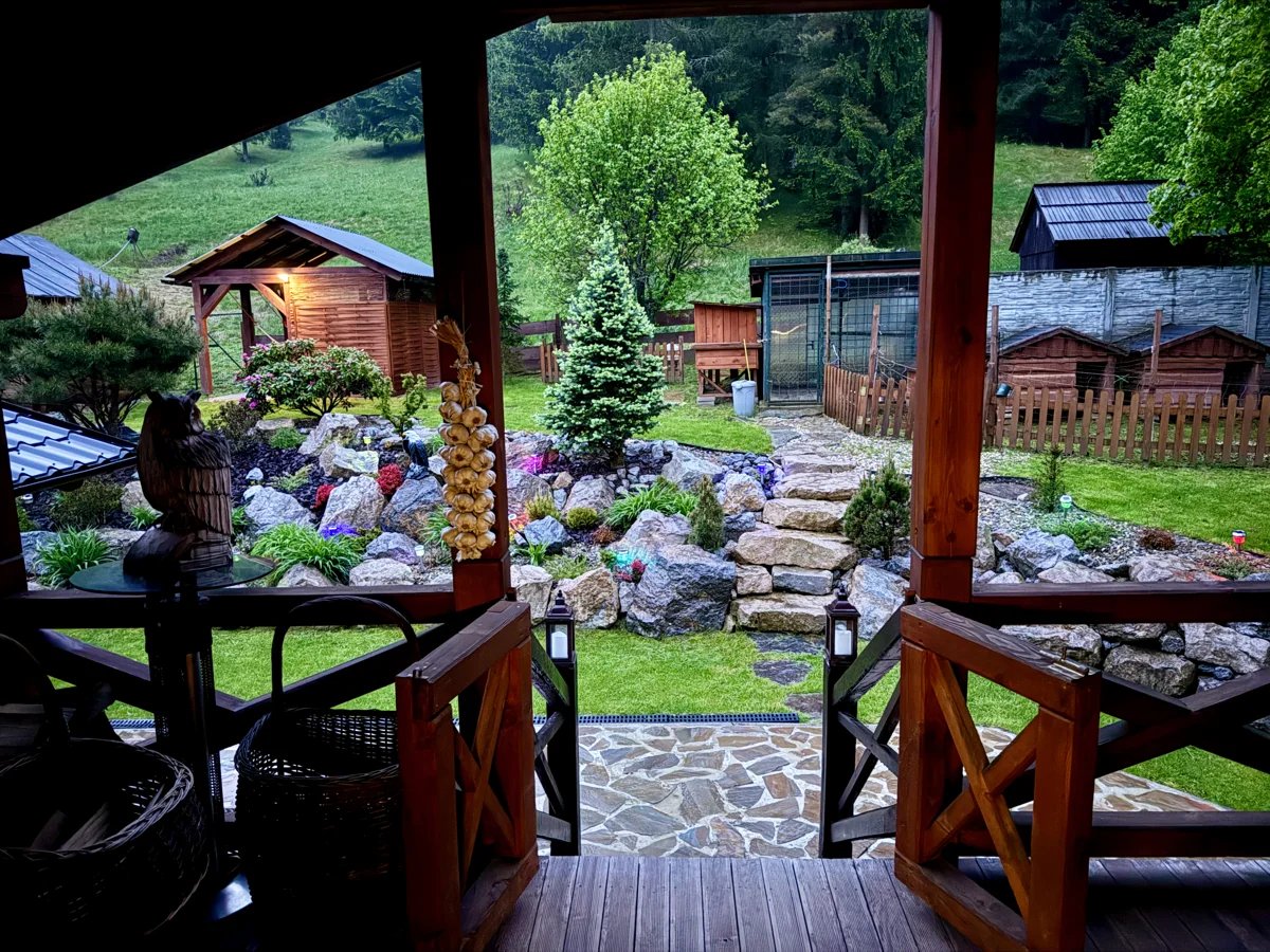 Zo zastrešenej terasy do rozkvitnutej záhrady