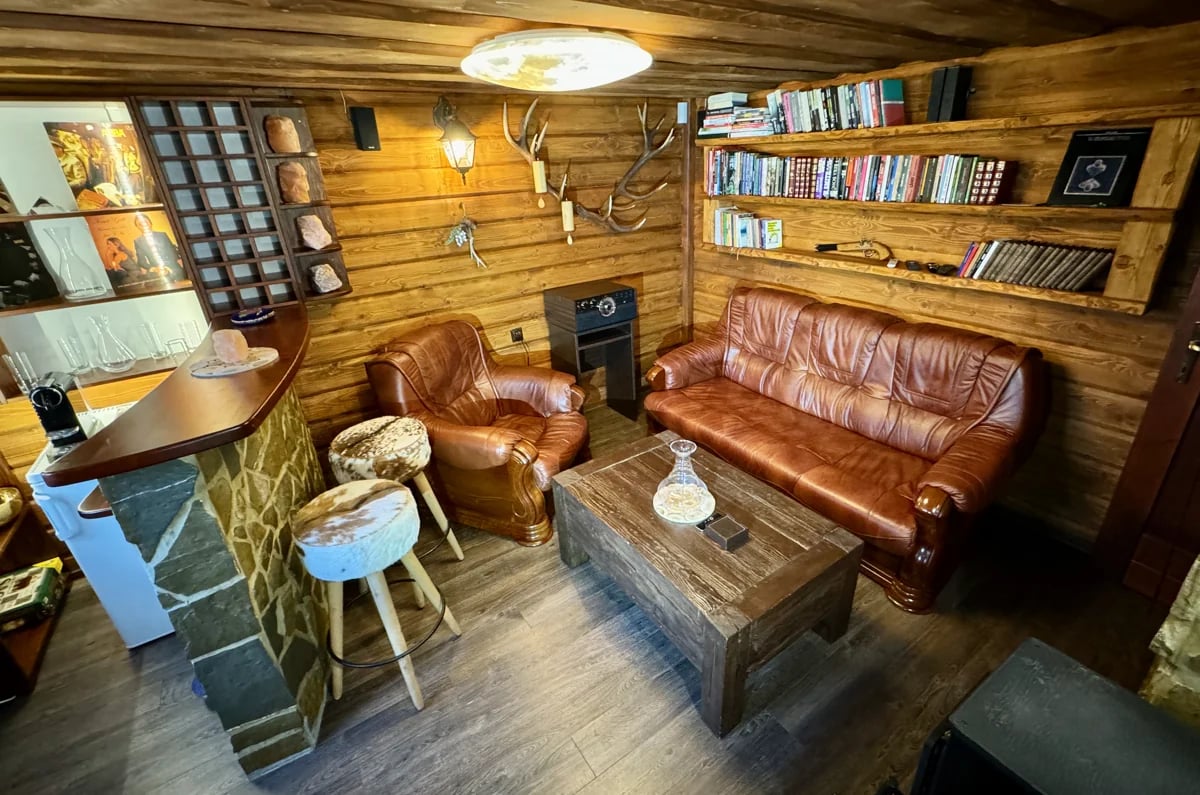 Domáce kino s minibarom v hlavnom dome