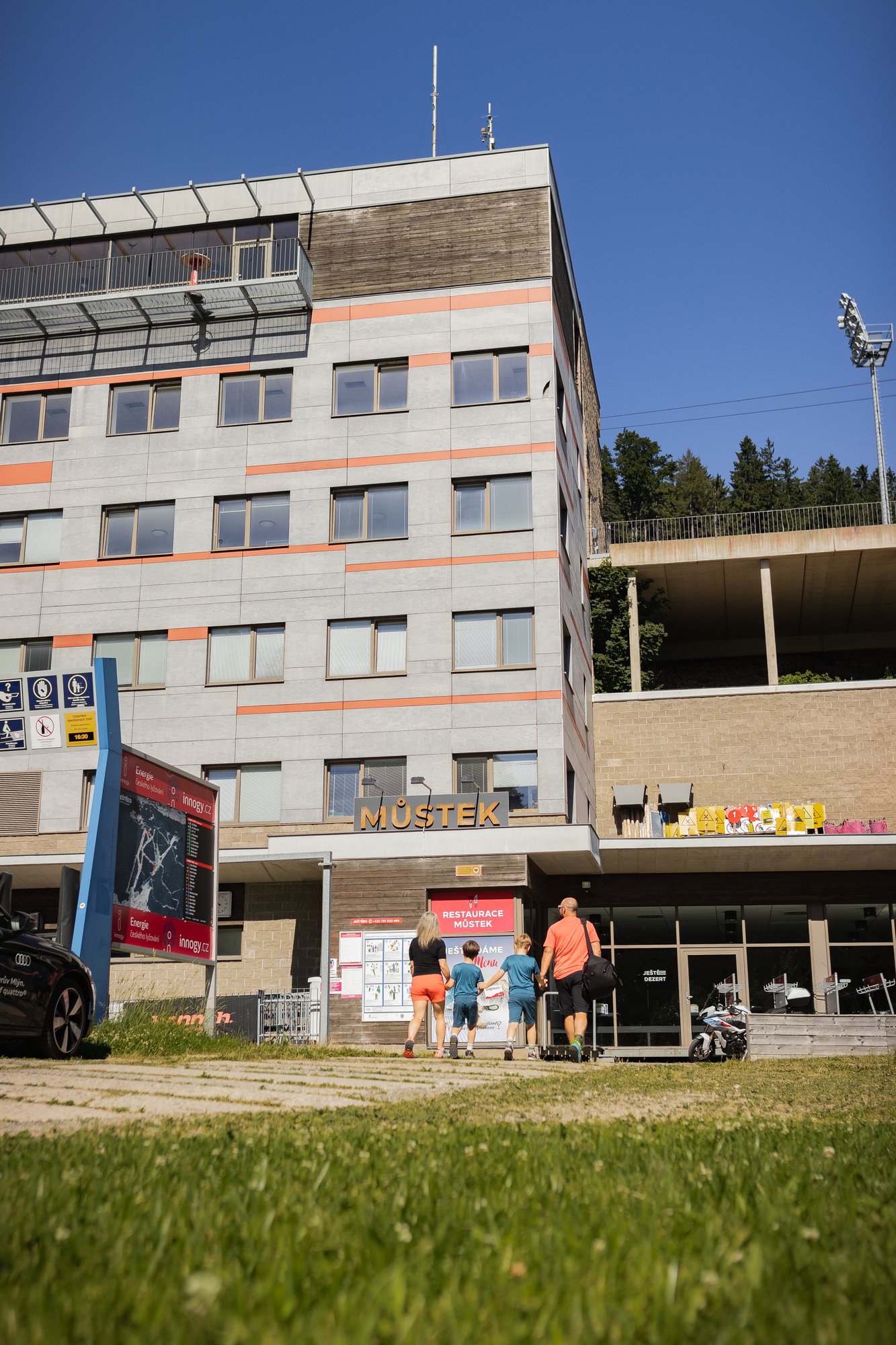 Vstup do hotelu Můstek v létě s rodinou