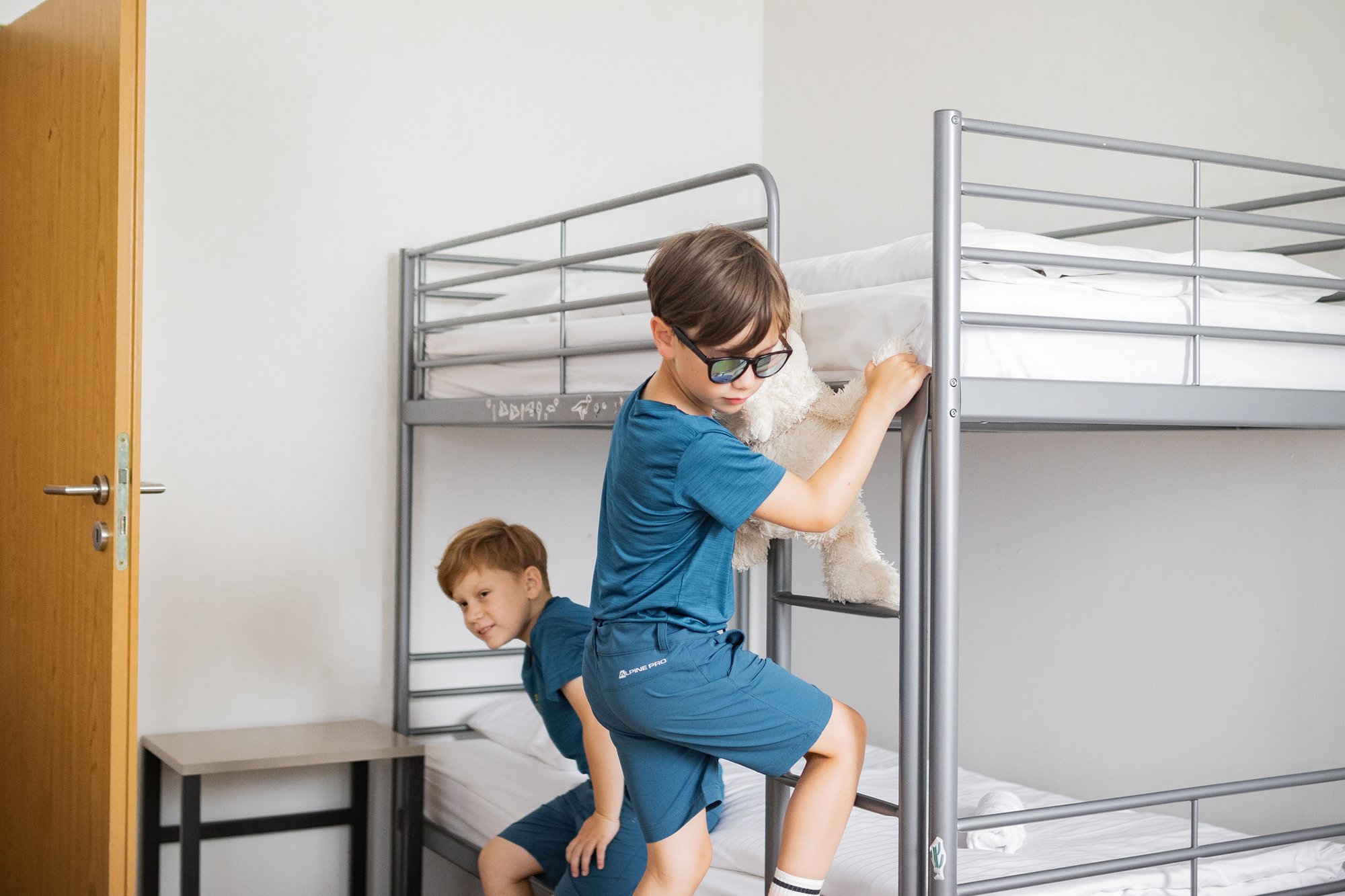 Děti si hrají na palandách