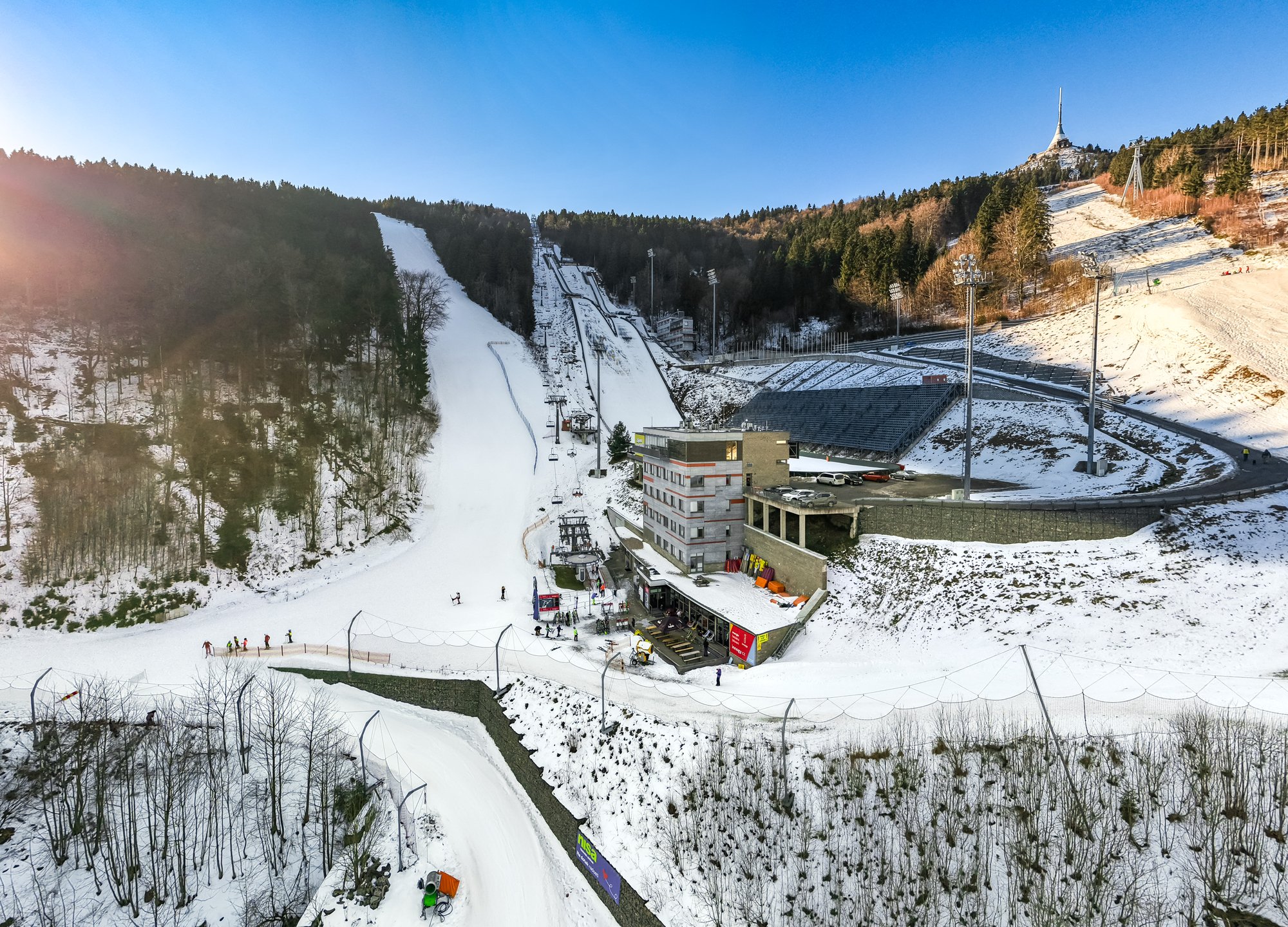Letecký pohled na hotel Můstek a věž Ještěd v zimě
