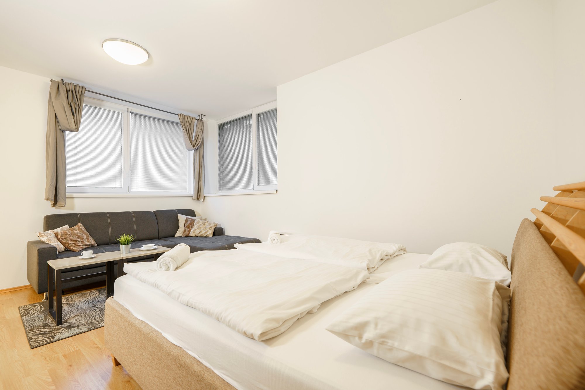 Pokoj s manželskou postelí a pohodlnou sedačkou