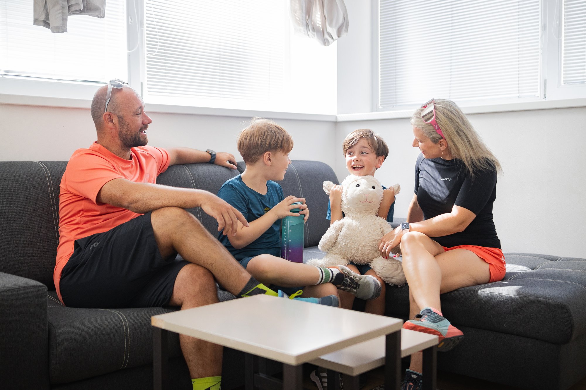 Šťastná rodina na pohovce v hotelu Můstek