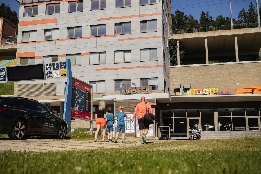 Hotel Můstek — Skiareál Ještěd, léto v horách
