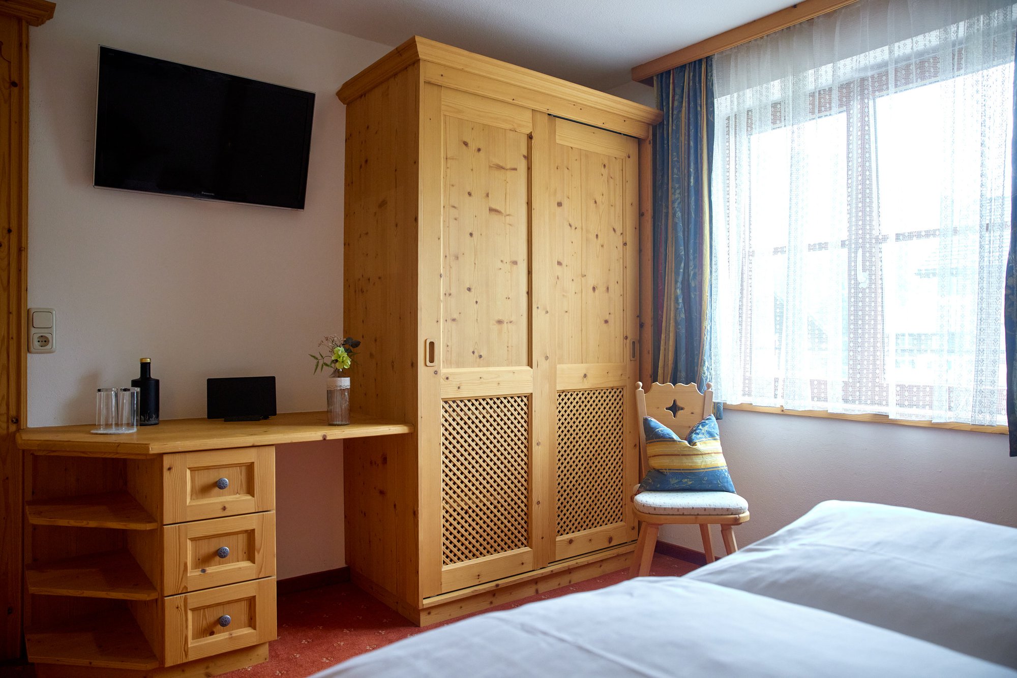 Doppelzimmer mit Holzmöbeln und Tageslicht