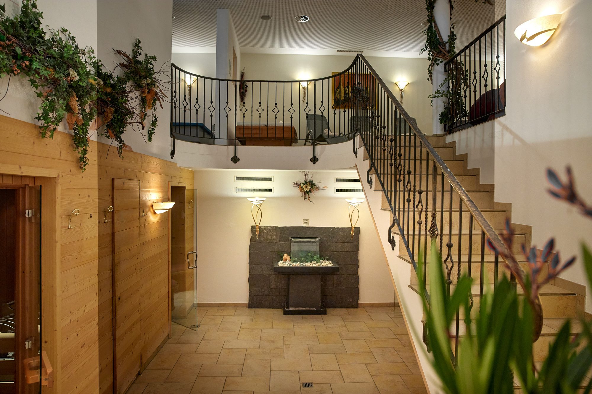 Blick durch die Wellnesshalle mit geschwungener Treppe