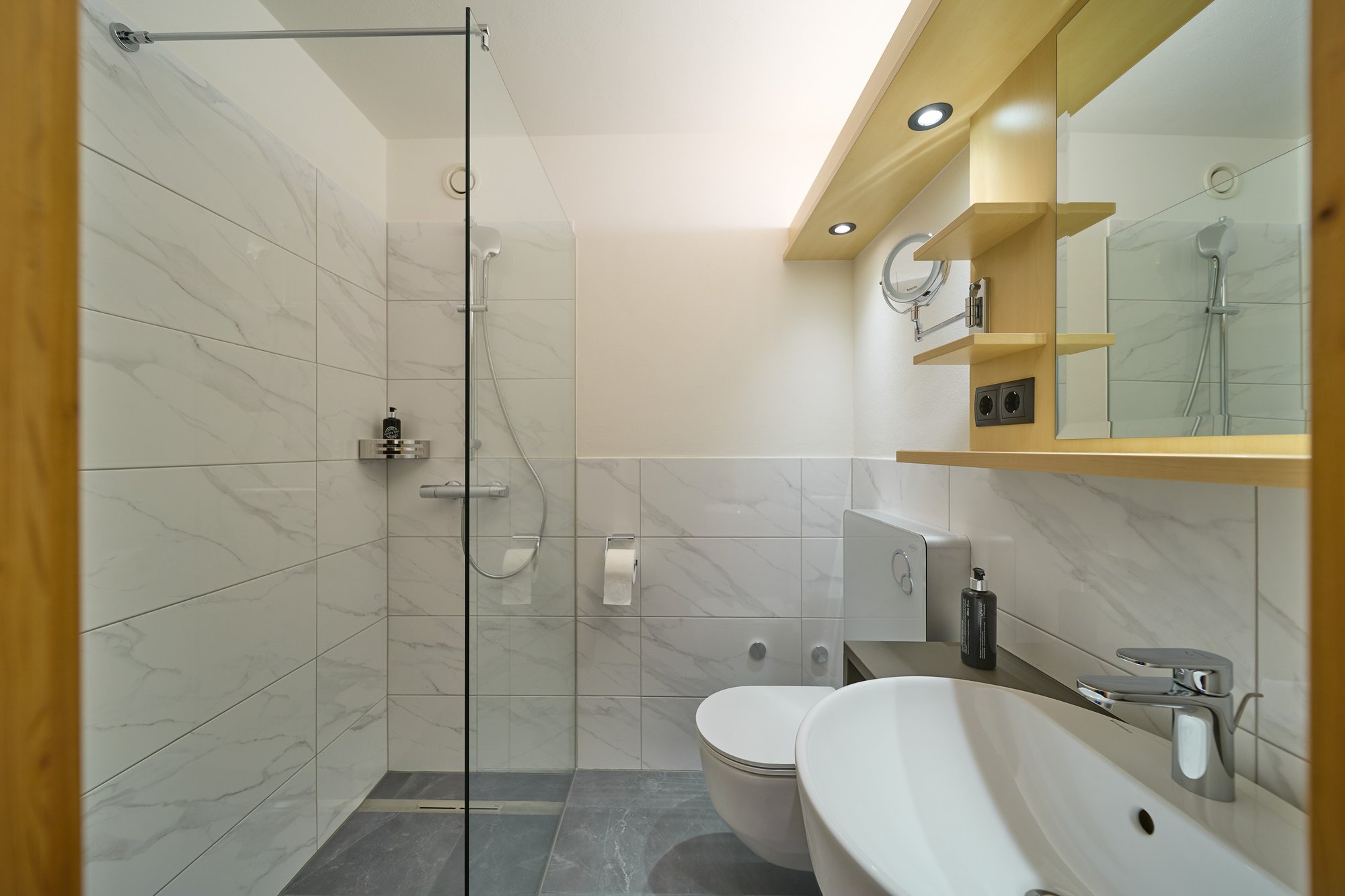 Badezimmer mit Dusche im Doppelzimmer mit Balkon