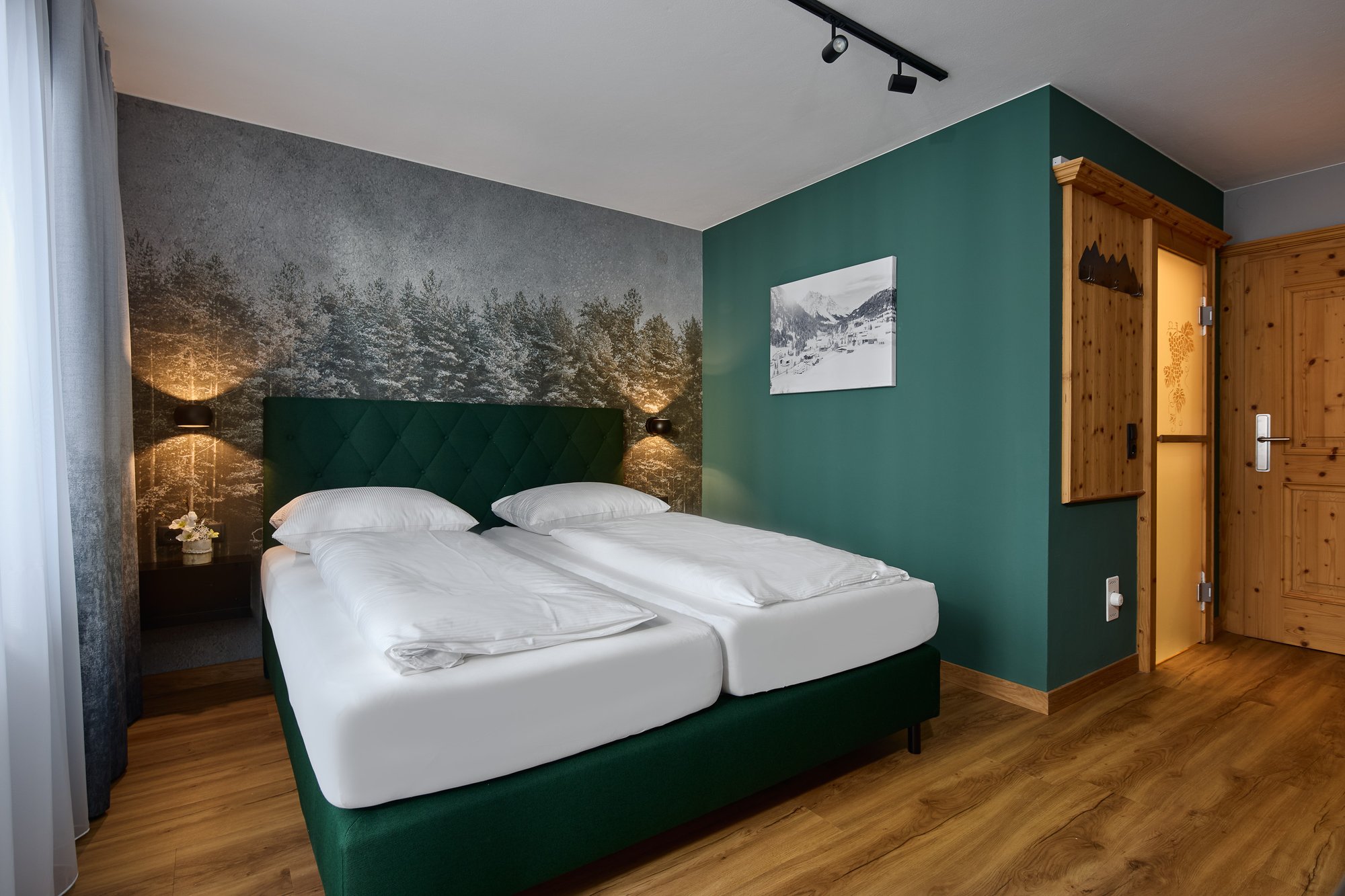 Weiteres Doppelzimmer mit Balkon und Sitzbereich