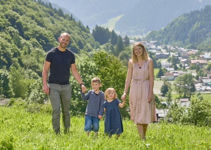 Gastgeber Lena und Steffen Röschl vor den Ferienwohnungen im Montafon